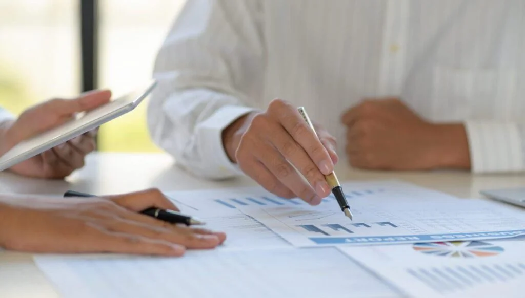 Cropped Shot Team Employees Points Graph Uses Tablet Data Scaled E1607602660907